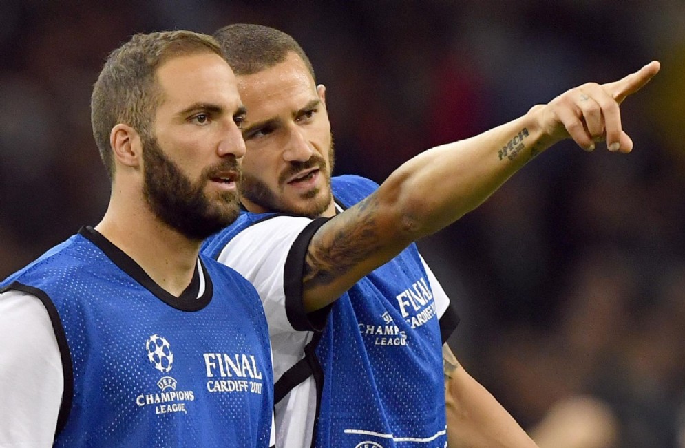 Bonucci indica a Gonzalo Higuain la strada per Milanello