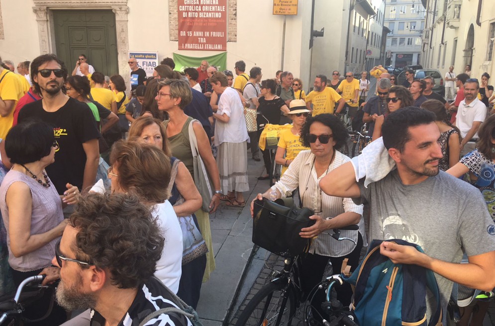 Folla in centro per dire no alla riapertura al traffico