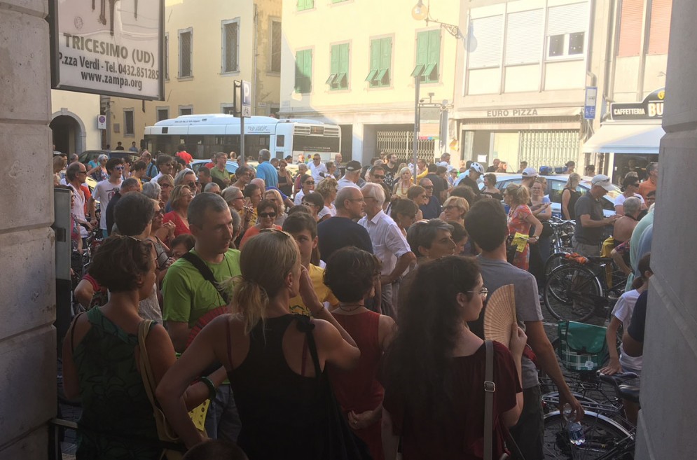 Folla in centro per dire no alla riapertura al traffico