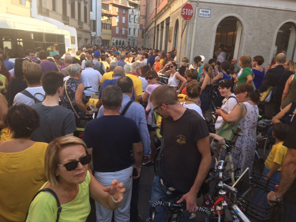 Folla in centro per dire no alla riapertura al traffico