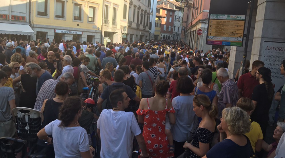 Folla in centro per dire no alla riapertura al traffico