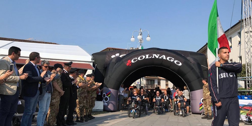 La cerimonia di apertura dei mondiali di paraciclismo in corso di svolgimento a Maniago