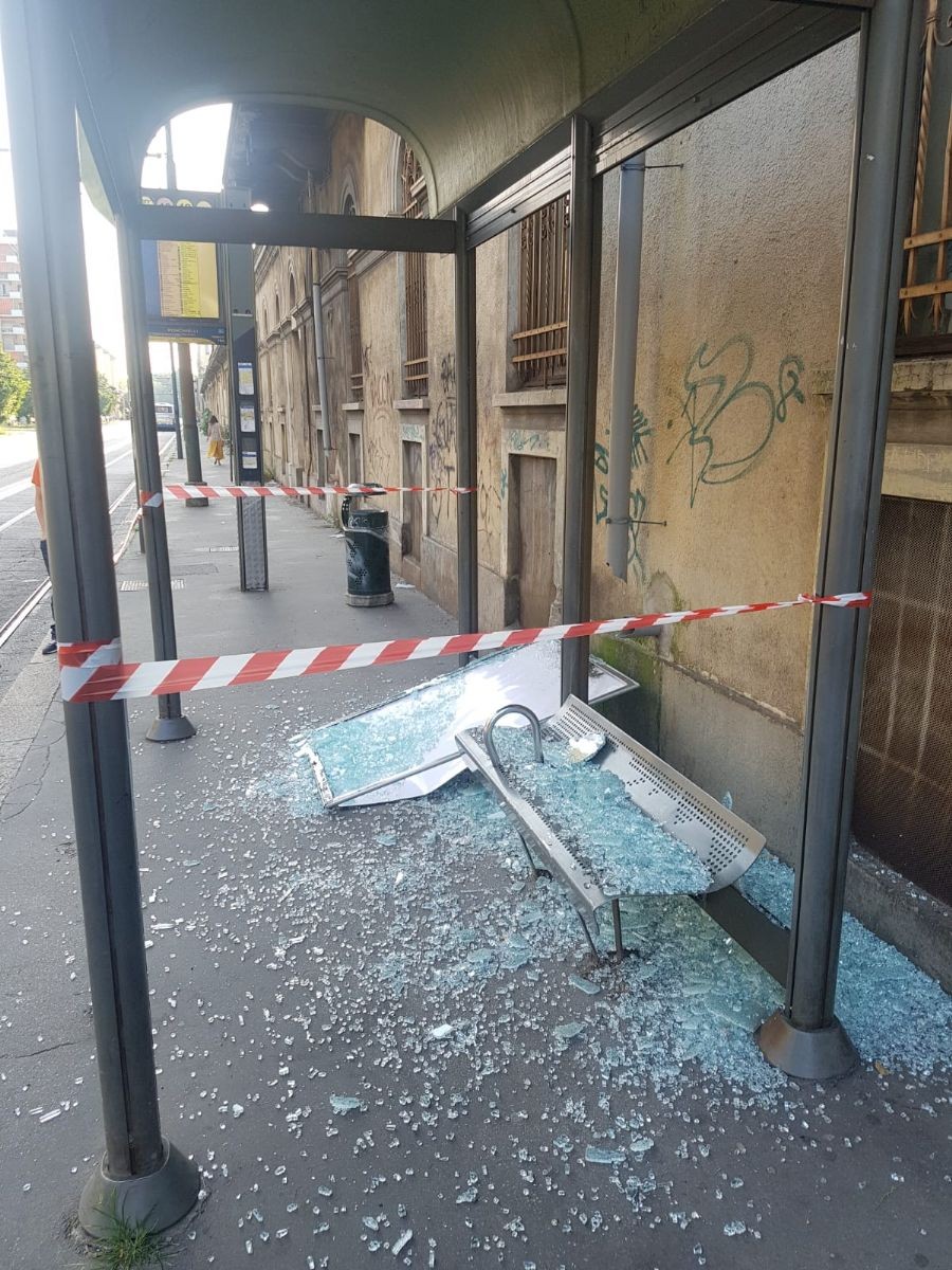 La fermata vandalizzata