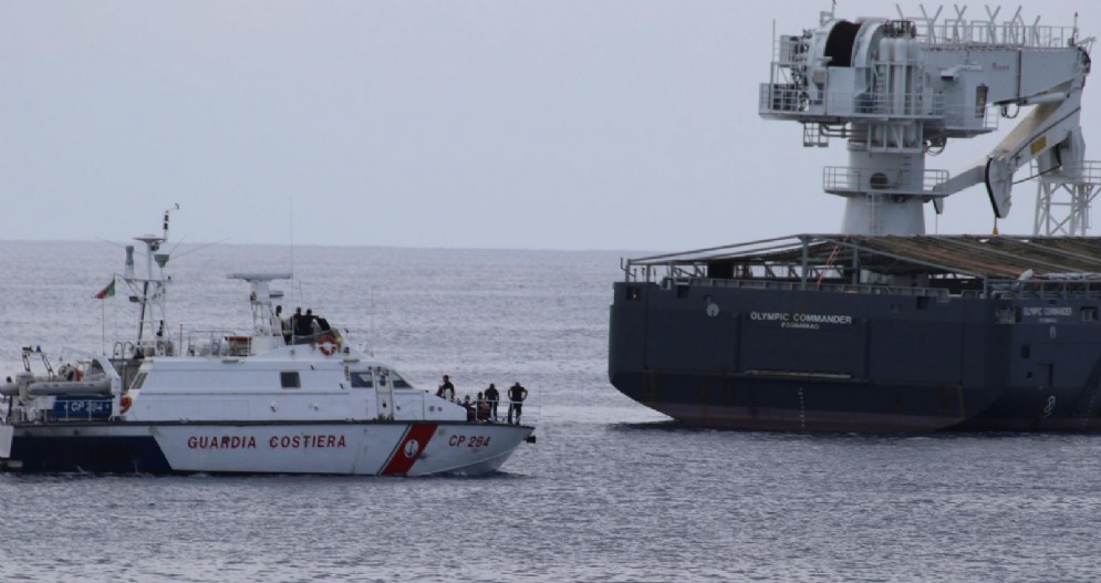 Le motovedette della Capitaneria di porto e della Guardia di finanza