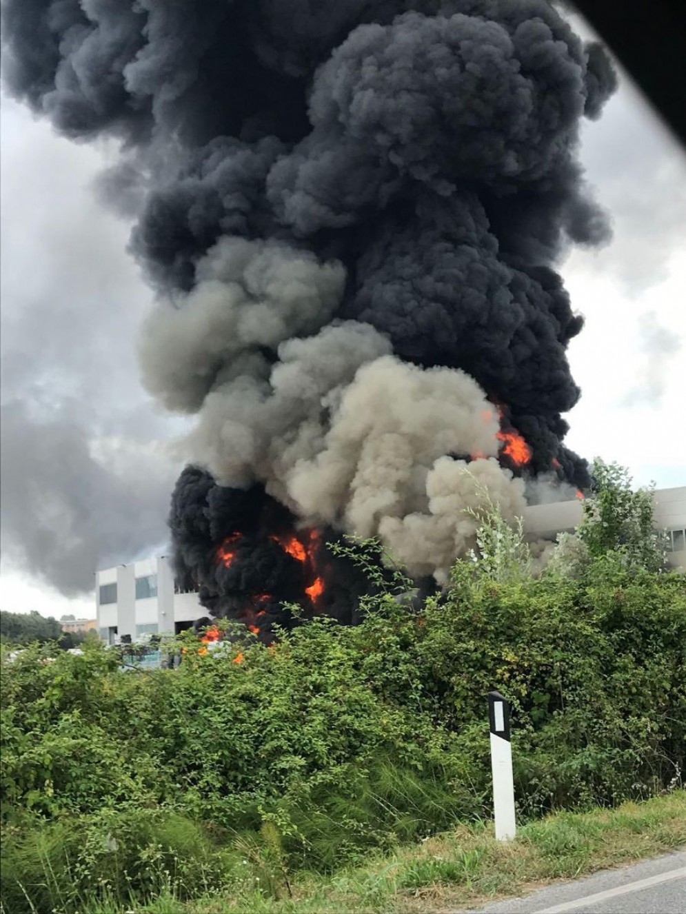 L'incendio nella fabbrica di Pietrasanta