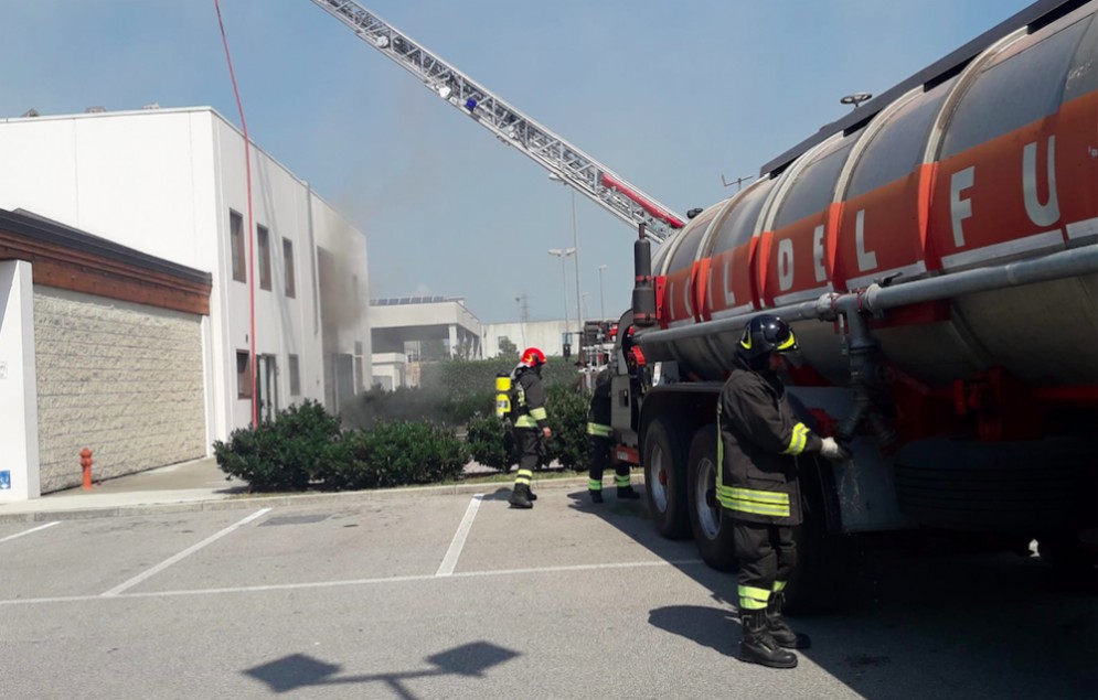 Incendio alla Pezzetta di Fagagna: al lavoro i vigili del fuoco