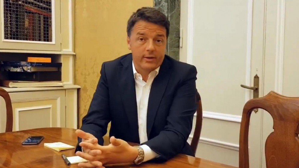 Matteo Renzi in un fermo immagine del video pubblicato sul suo profilo Facebook