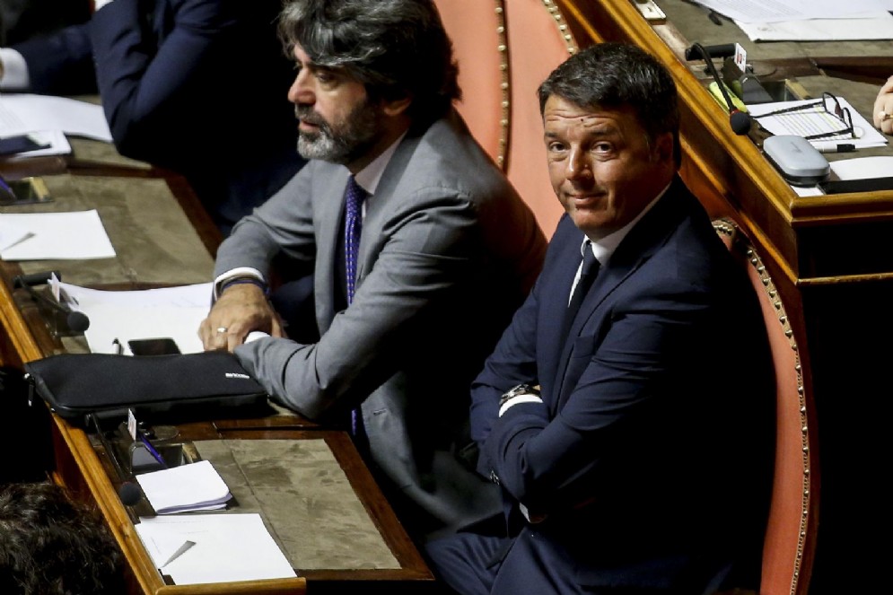Il senatore del Pd, Matteo Renzi, nell'aula del Senato
