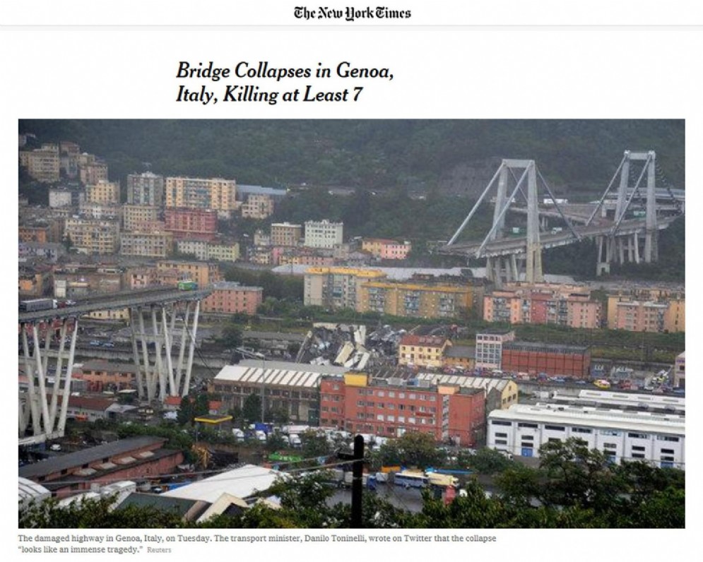 Il New York Times con la notizia del ponte crollato a Genova