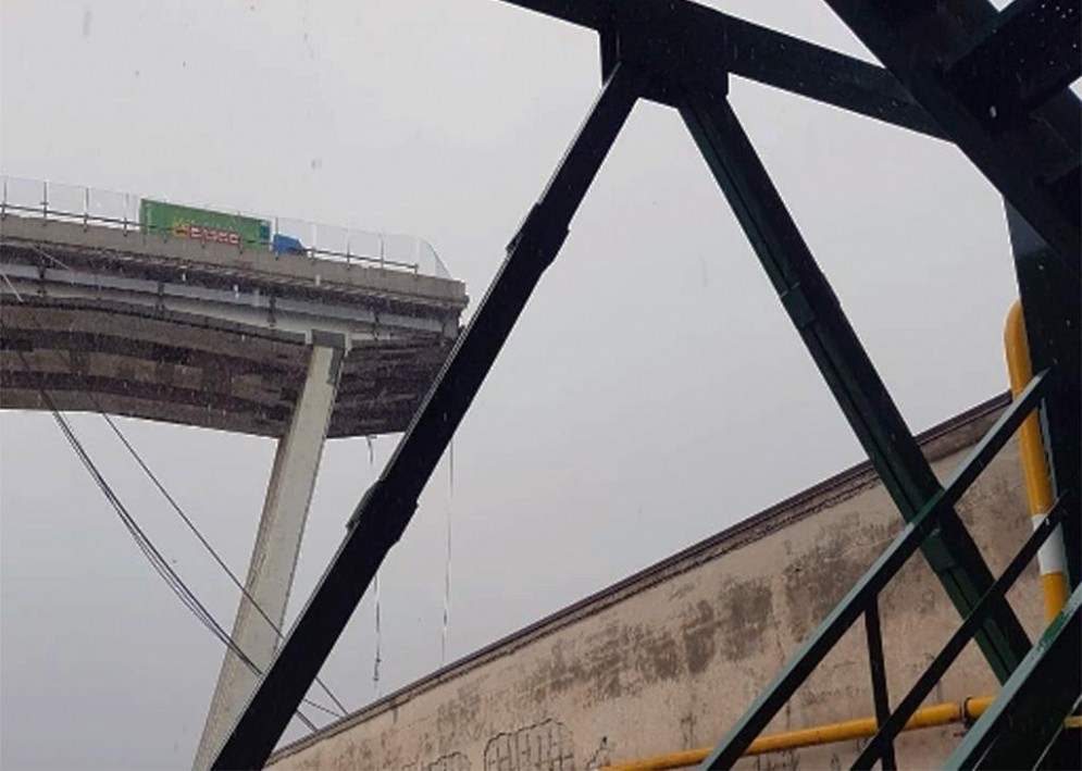 Un fermo immagine tratto da un video della Polizia sul ponte crollato a Genova