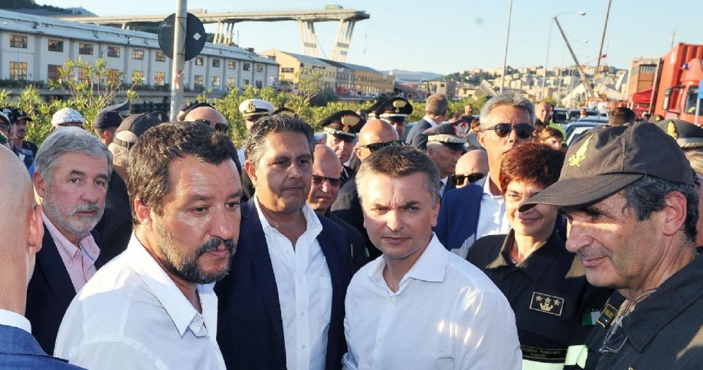 Il ministro dell'Interno, Matteo Salvini, nella sua visita a Genova sul luogo del crollo del ponte Morandi