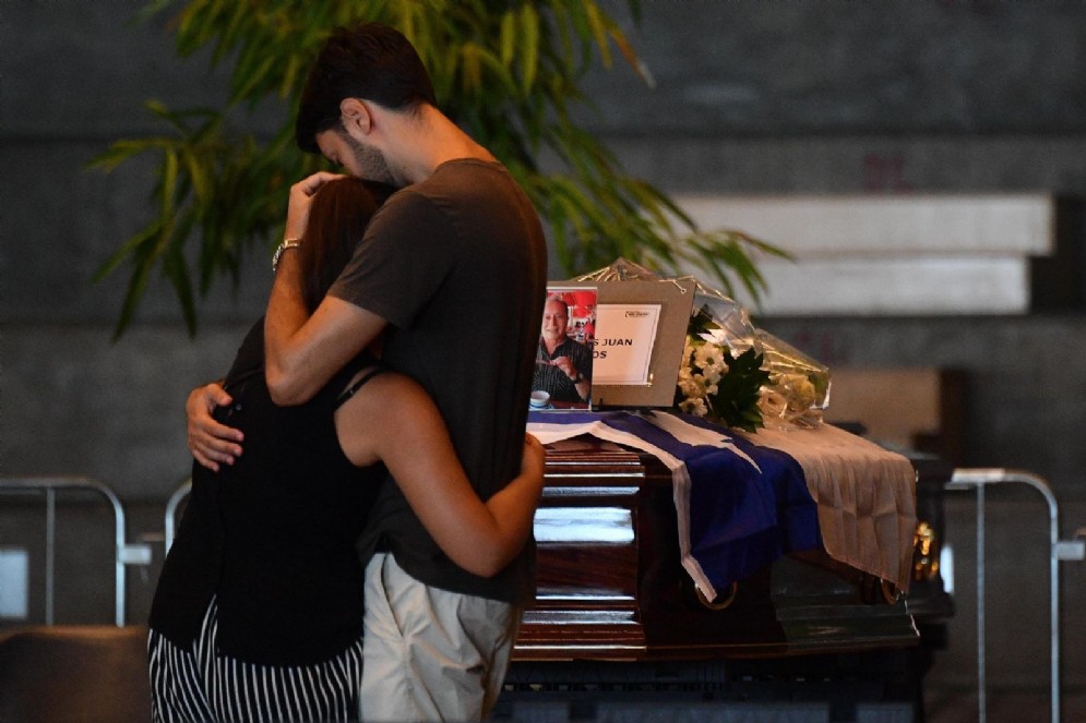 Amici e parenti in lacrime davanti alle bare delle vittime di Genova