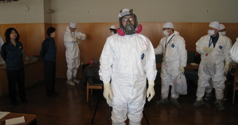I giornalisti con le tute nella centrale di Fukushima