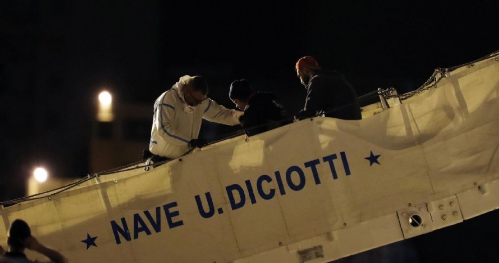 Migranti sulla nave Diciotti della Marina italiana
