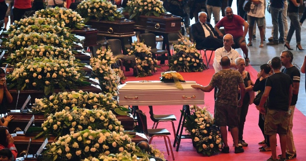 Un momento dei funerali di Stato a Genova per le vittime del crollo del ponte Morandi
