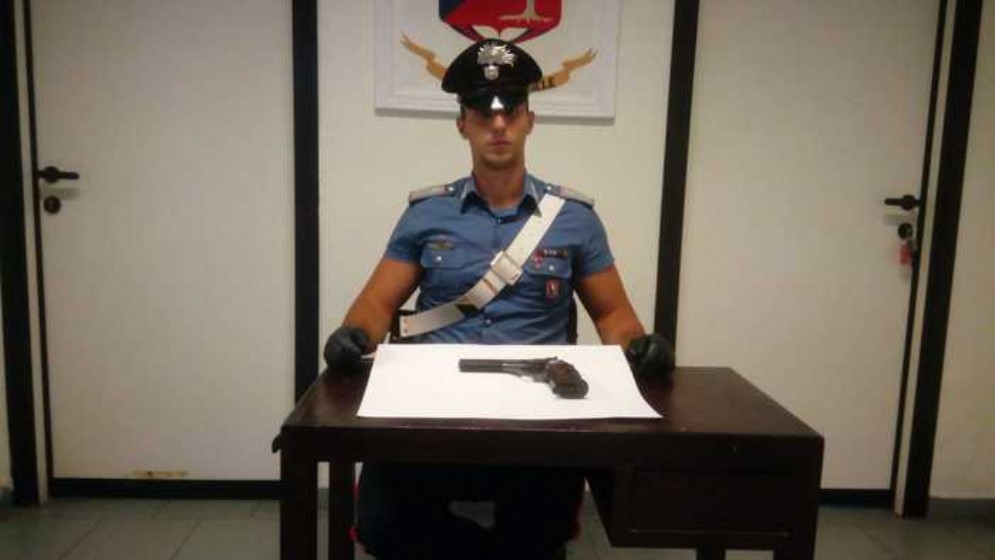 Litiga con il patrigno, esce di casa poi torna con una pistola e lo uccide