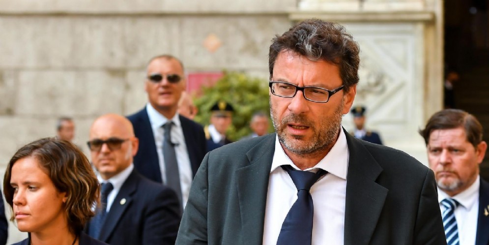Il sottosegretario alla Presidenza, Giancarlo Giorgetti, esce dalla prefettura di Genova dopo il Consiglio dei ministri straordinario
