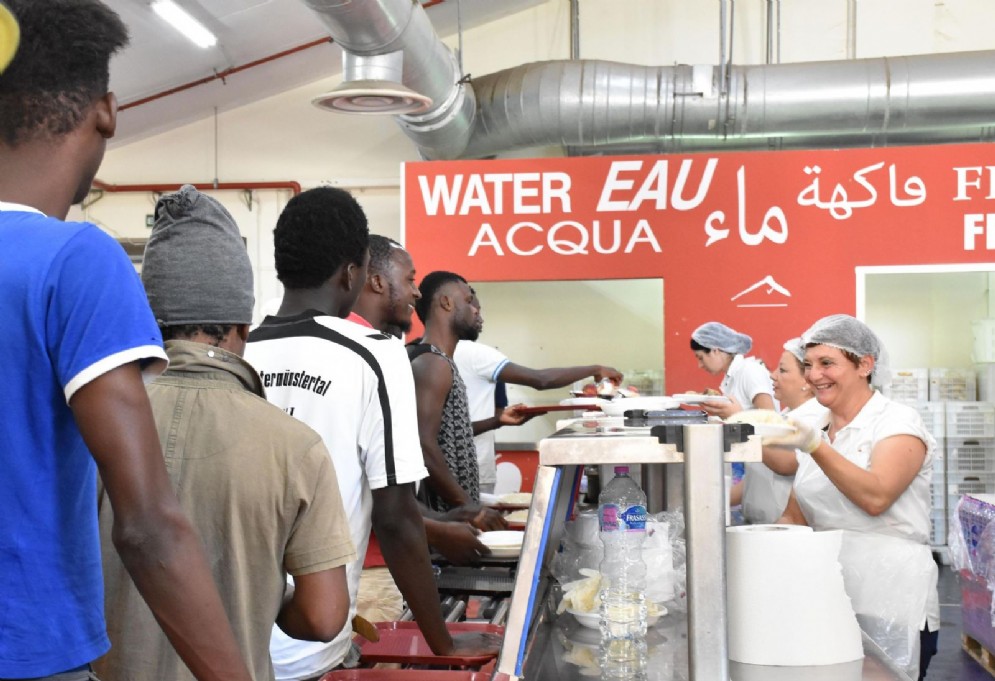 Migranti alla mensa del Cara di Mineo (Catania)