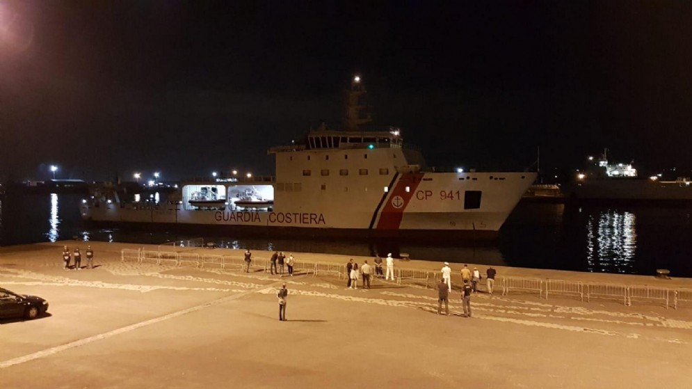 La nave Diciotti della Marina italiana al porto di Catania