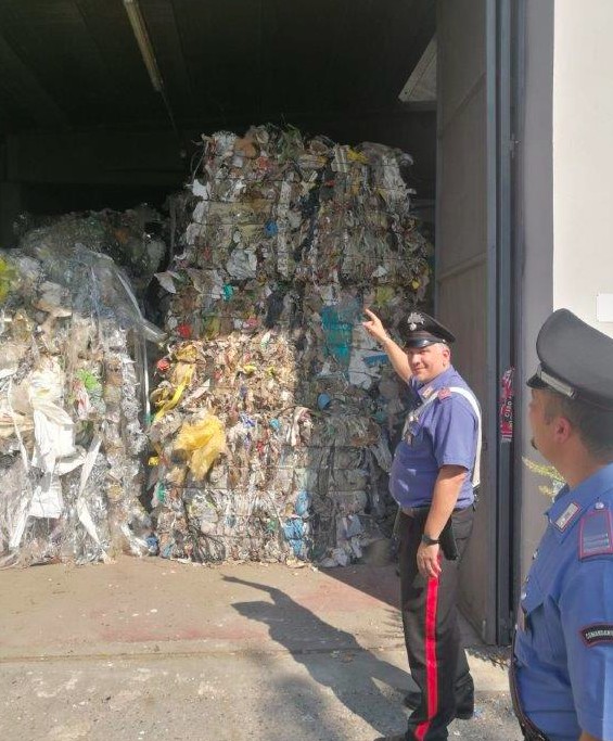 Cerrione, scoperto un capannone abusivo pieno di rifiuti