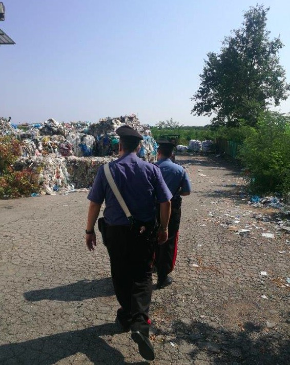 Cerrione, scoperto un capannone abusivo pieno di rifiuti