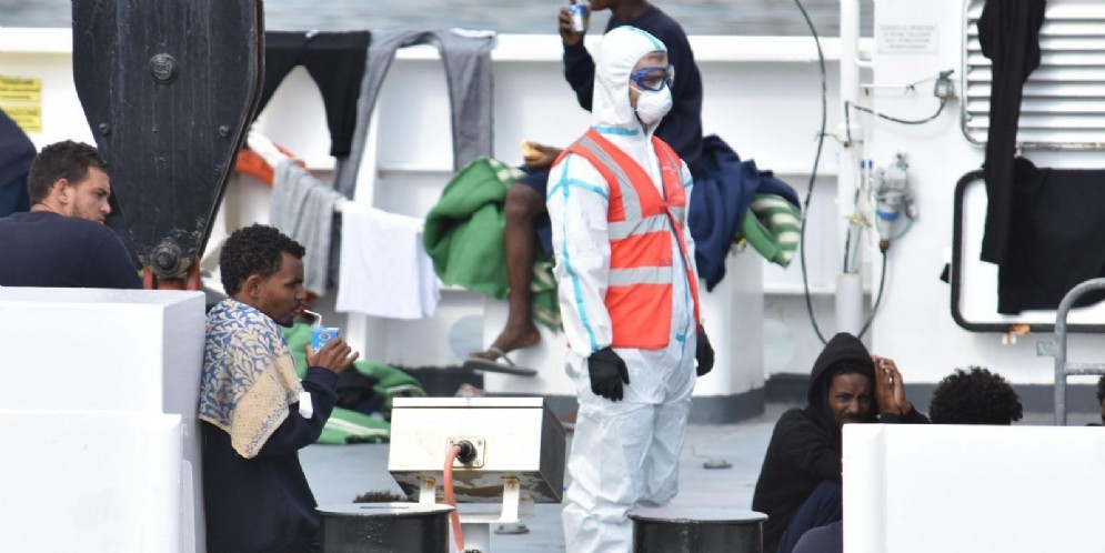Migranti a bordo della nave Diciotti della Marina militare italiana ferma al molo di Catania