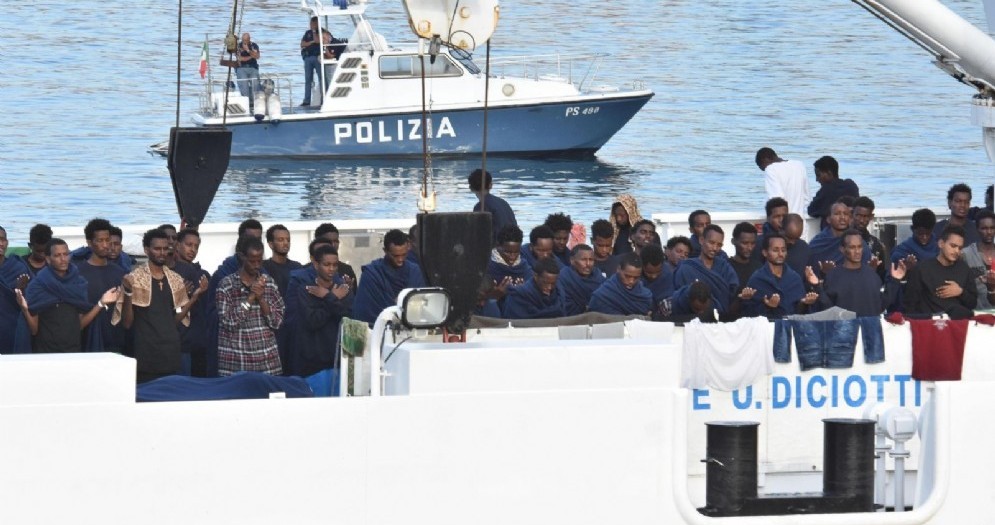 La nave Diciotti della Marina militare italiana ormeggiata a Catania con 150 migranti a bordo