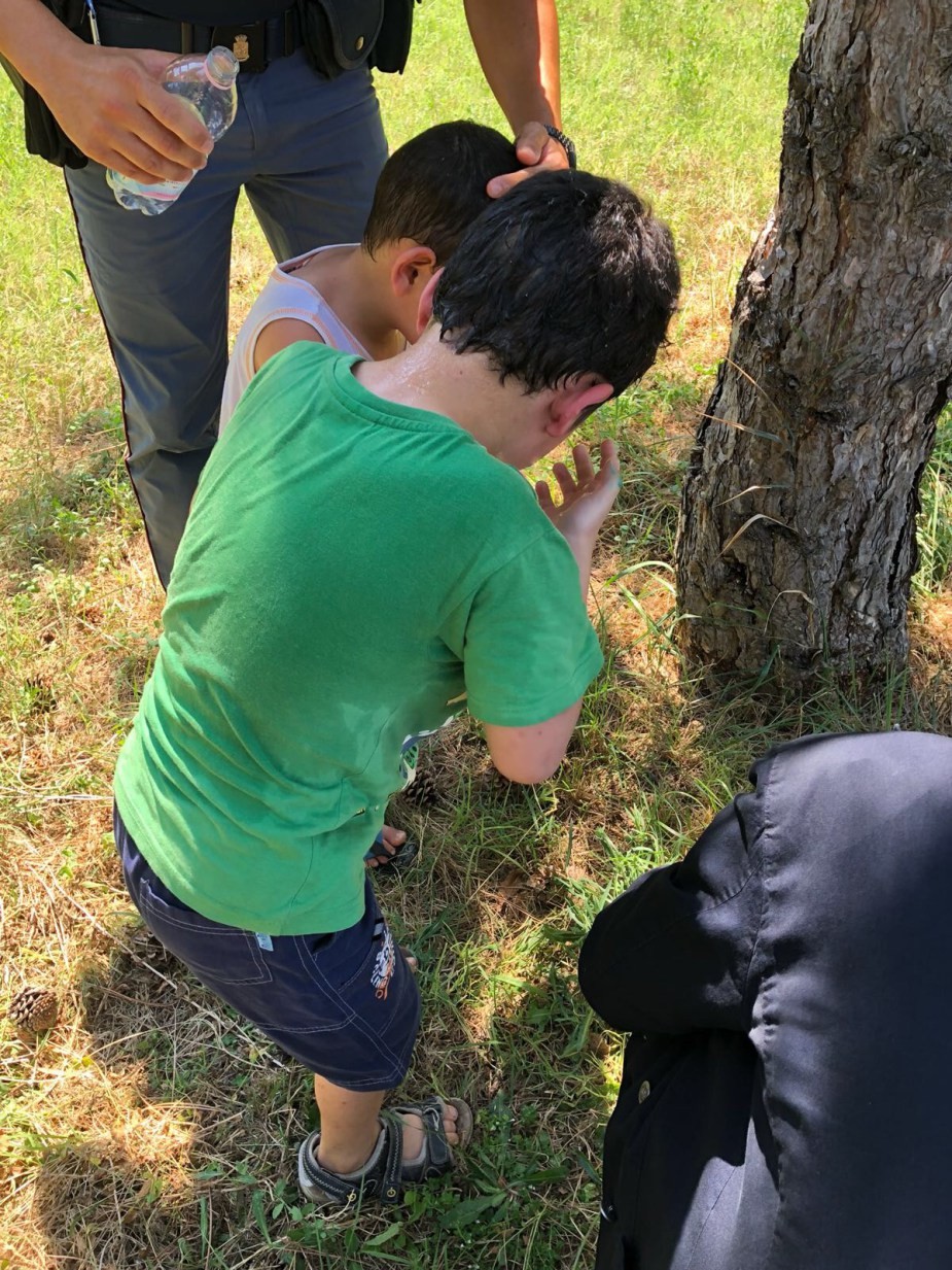 I bambini soccorsi dai poliziotti