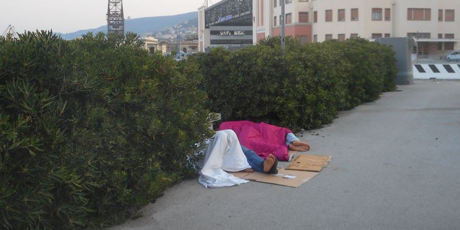Trieste, migranti accampati sulle Rive e sul Molo Audace