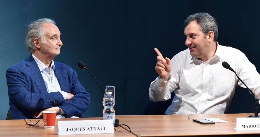 Jacques Attali insieme a Mario Calabresi al Salone del libro di Torino