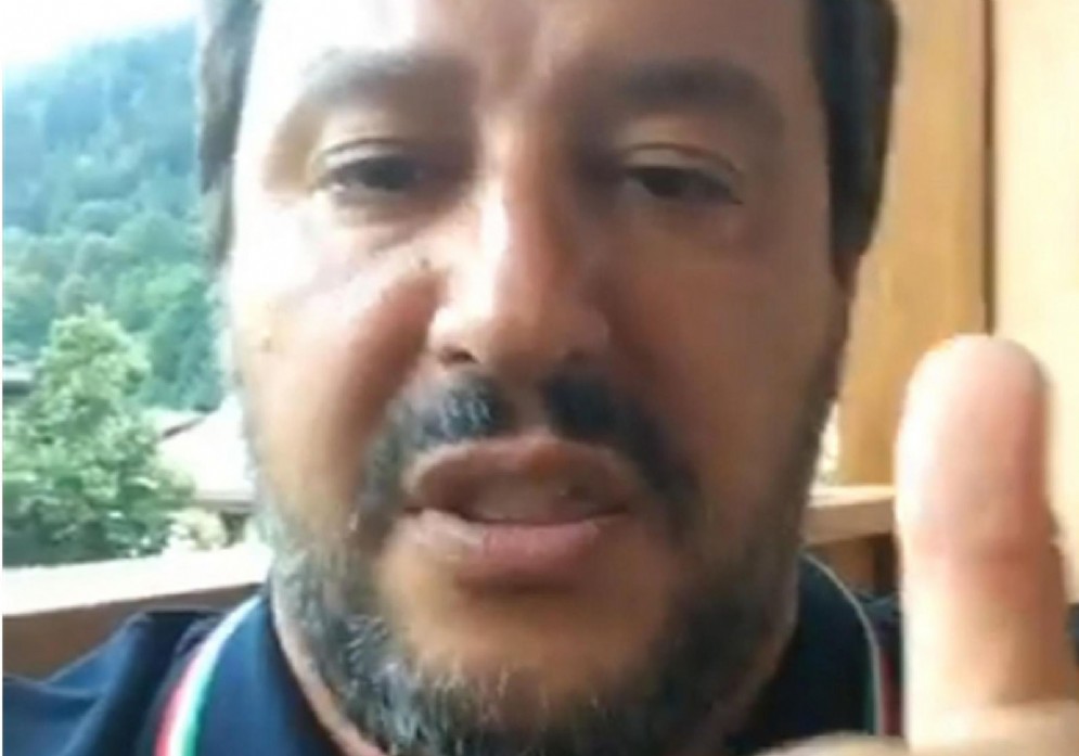 Un frame tratto dalla diretta video del ministro dell'Interno Matteo Salvini su Facebook