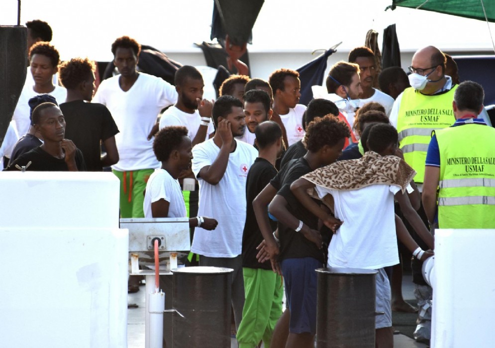 I migranti a bordo della nave Diciotti