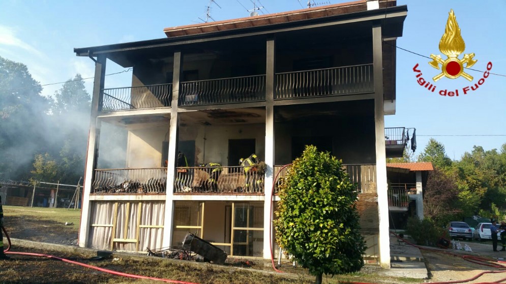 L'abitazione andata a fuoco a Cavaglià