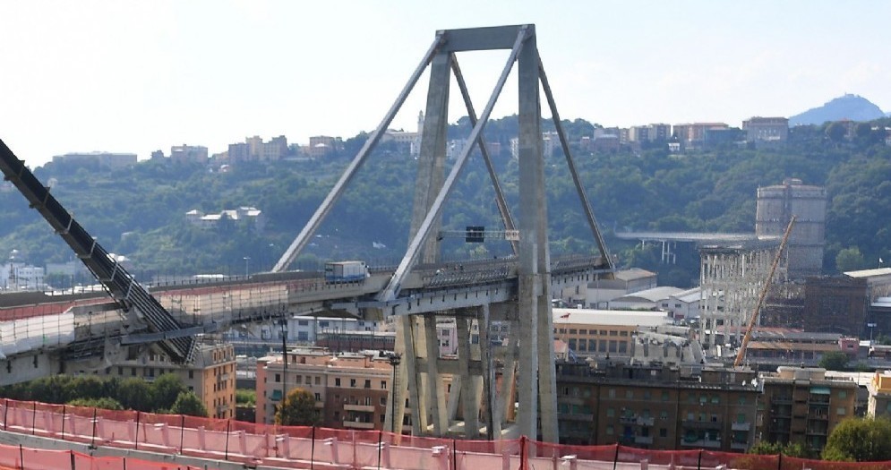 Una veduta di ponte Morandi dall'autostrada A7 prima del casello di Genova Ovest