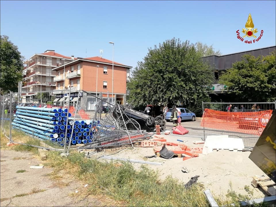 Brutto incidente in corso Francia, auto perde il controllo e si ribalta in un cantiere