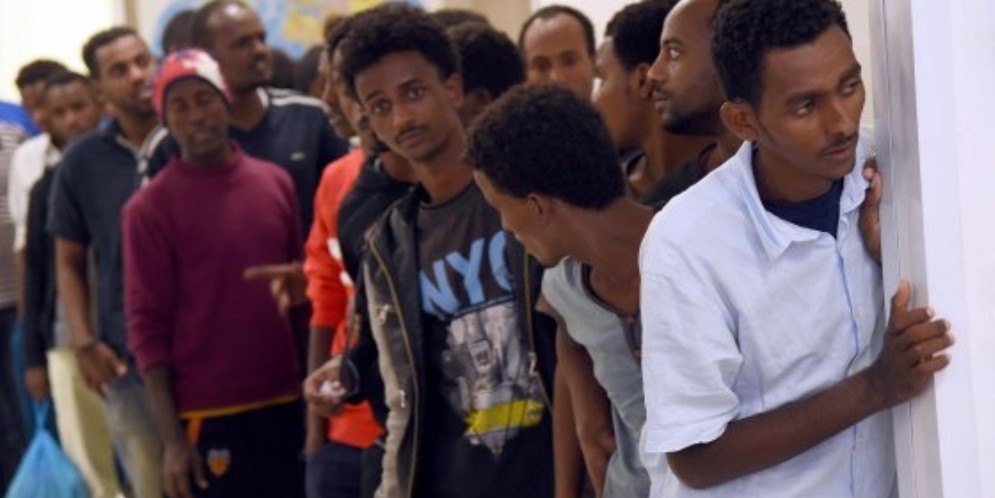 Migranti in un centro di accoglienza