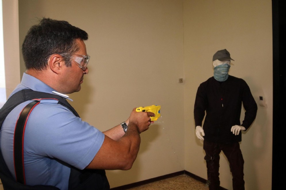 Al via il corso per la sperimentazione della pistola taser