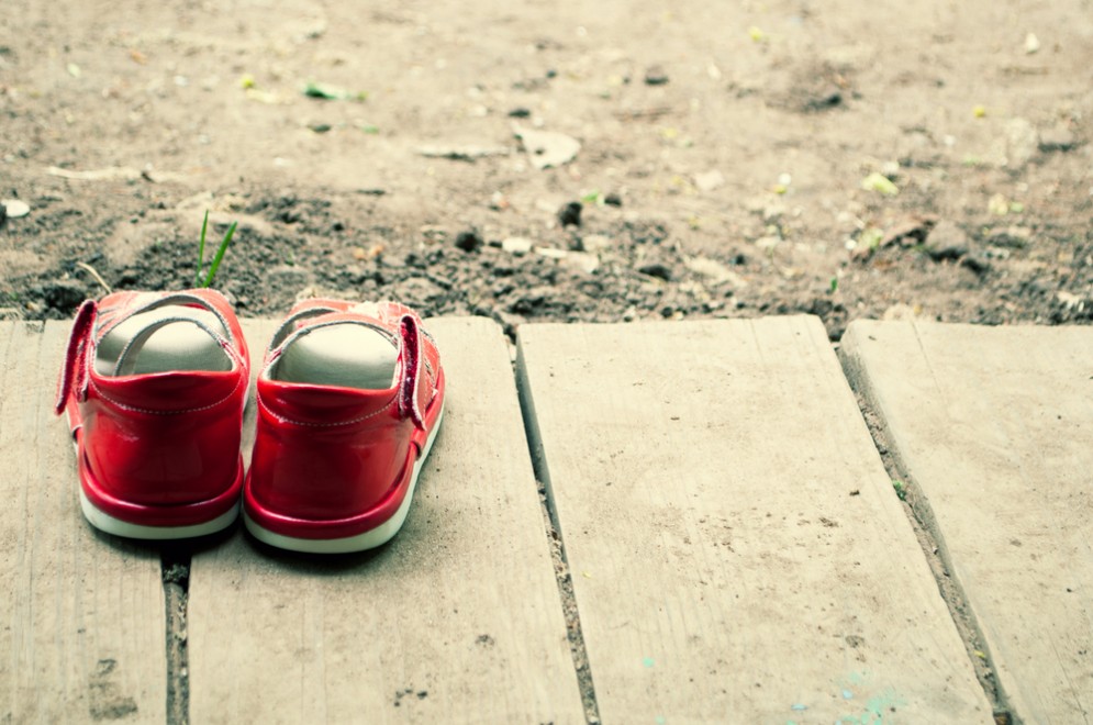 Rischia di morire per sepsi dopo aver provato delle scarpe in un negozio