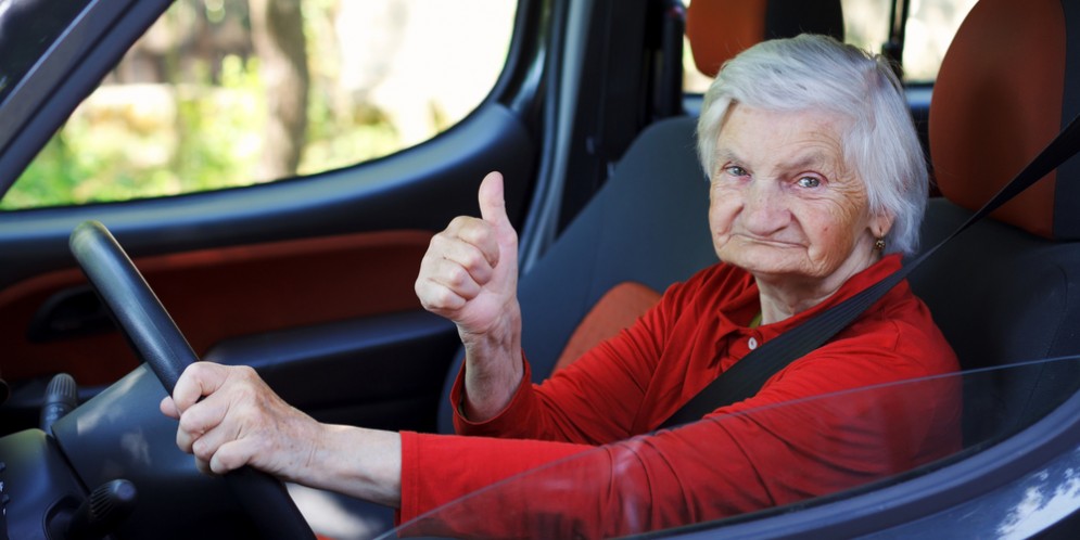 Anziana al volante