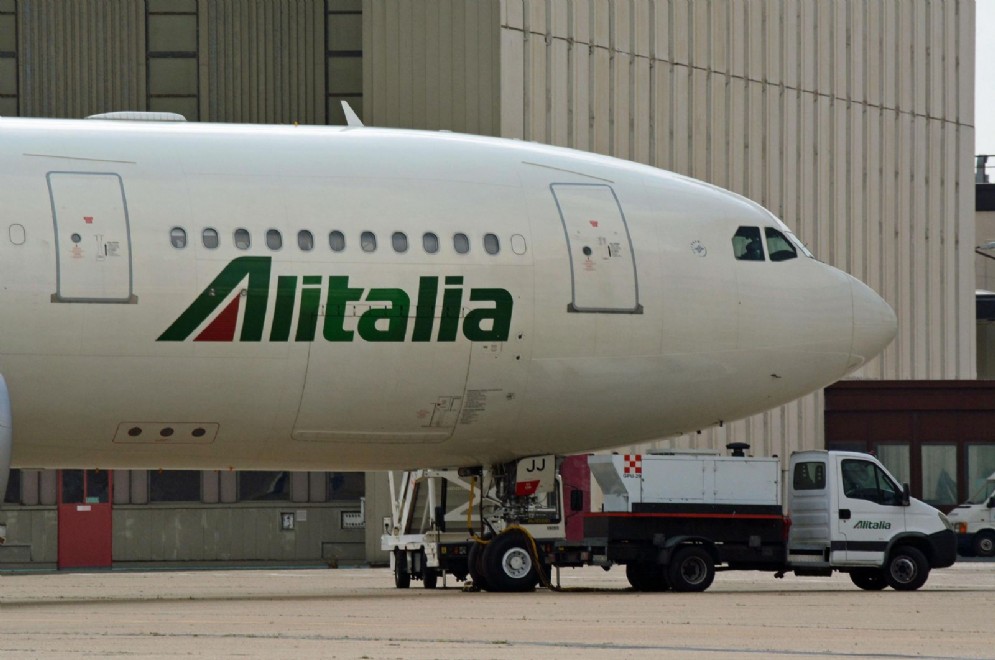 Un aereo di Alitalia nell'area manutenzione della compagnia all'aeroporto Leonardo Da Vinci di Fiumicino