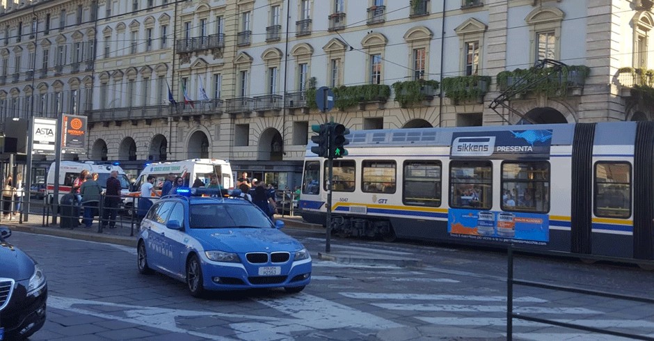 Incidente in piazza Castello, tram investe un ragazzo mentre attraversa la strada: portato al Cto
