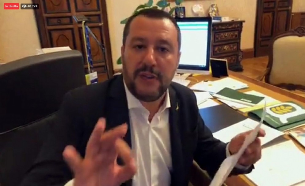 Il ministro dell'Interno Matteo Salvini apre in diretta Facebook la busta con l'accusa di sequestro di persona aggravato per il caso dei migranti della Diciotti