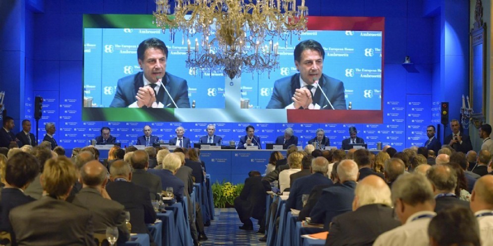 Il presidente del Consiglio Giuseppe Conte durante il suo intervento al Forum di Cernobbio