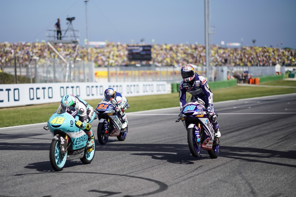 Moto3, l'arrivo in volata a Misano