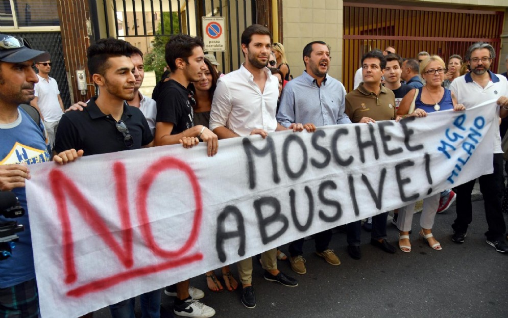 Salvini partecipa a un presidio contro le moschee abusive