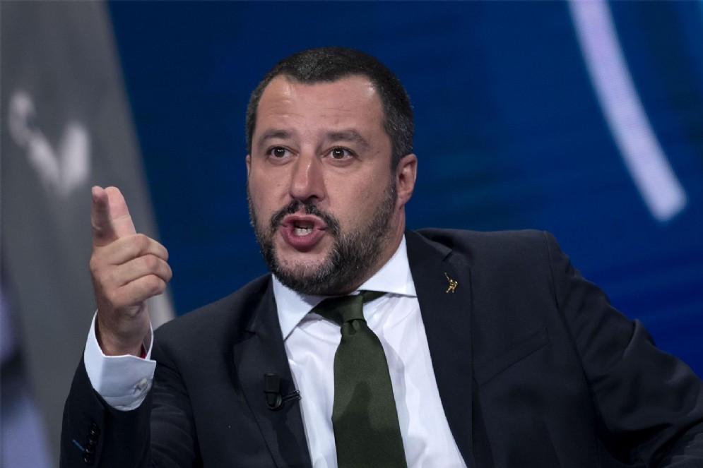 Il ministro dell'Interno Matteo Salvini all'interno degli studi Rai durante la registrazione del programma televisivo Porta a Porta