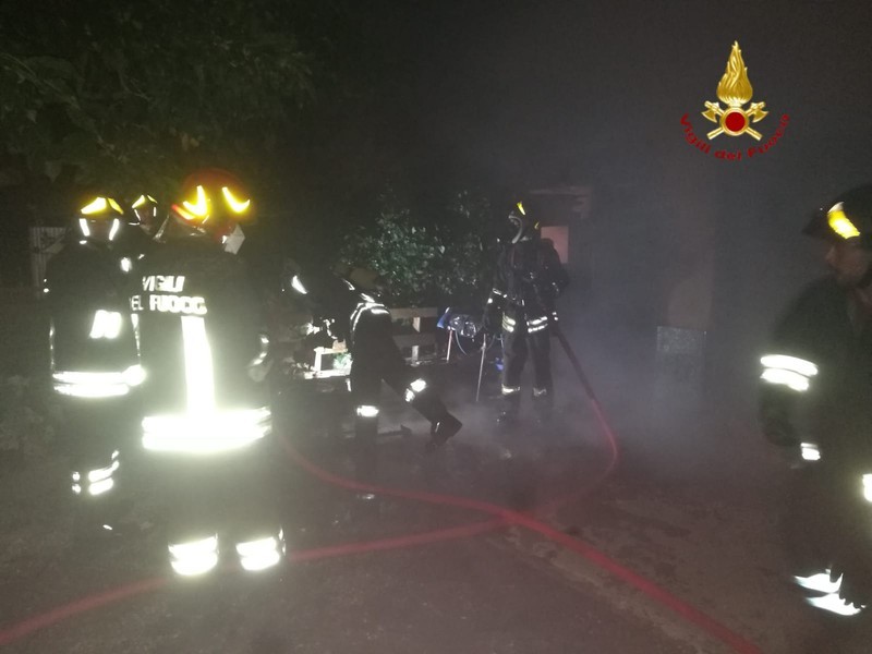 Incendio nella notte a Brusnengo, a fuoco un deposito attrezzi