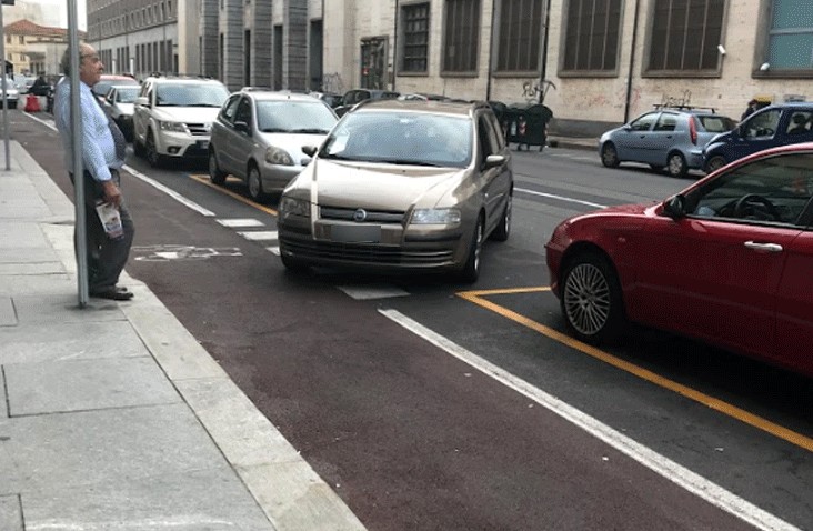 Auto invade la ciclabile di via Nizza
