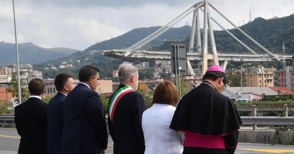 Monsignor Anselmi, il prefetto di Genova Spena, il sindaco Bucci, il presidente della Regione Liguria Toti, il sottosegretario del ministero delle Infrastrutture Rixi, il presidente del Consiglio regionale Piana