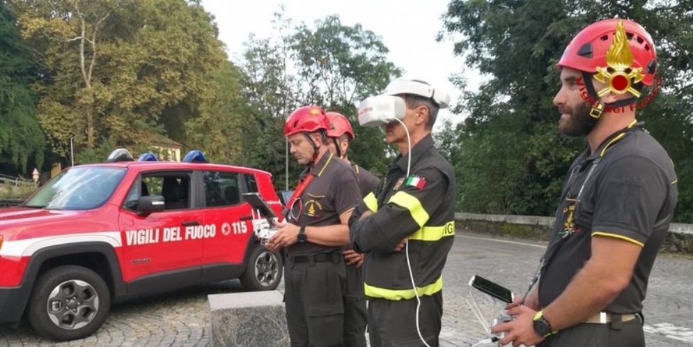 Gli uomini dei Vigili del Fuoco sul ponte della Maddalena impegnati nelle ricerche di Filippo Roveran